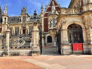 l’entrée du Palais