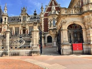 l’entrée du Palais